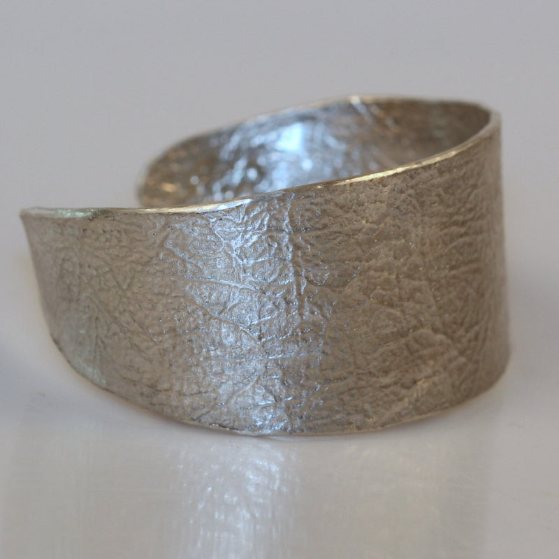 Otevřený náramek Simply metals se strukturou