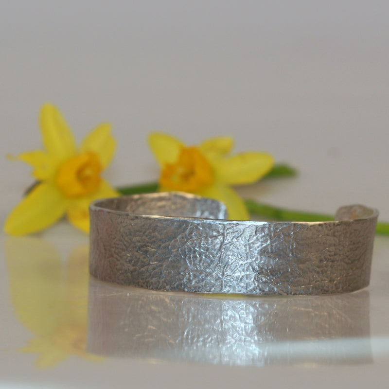 Úzký otevřený náramek Simply metals