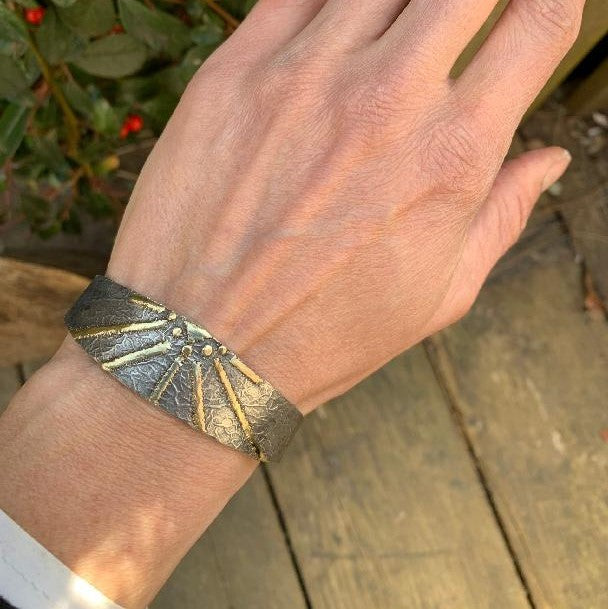 Náramek Simply metals se zlatým "sluncem"