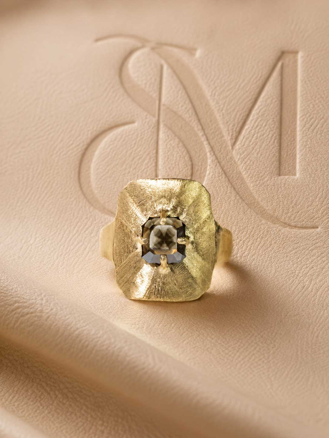 Prsten z 18k zlata se vzácným asterizovaným diamantem