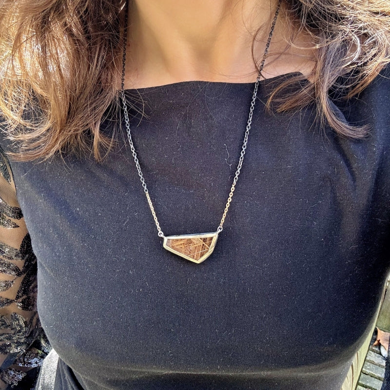 Náhrdelník s geometrickým sagenitem