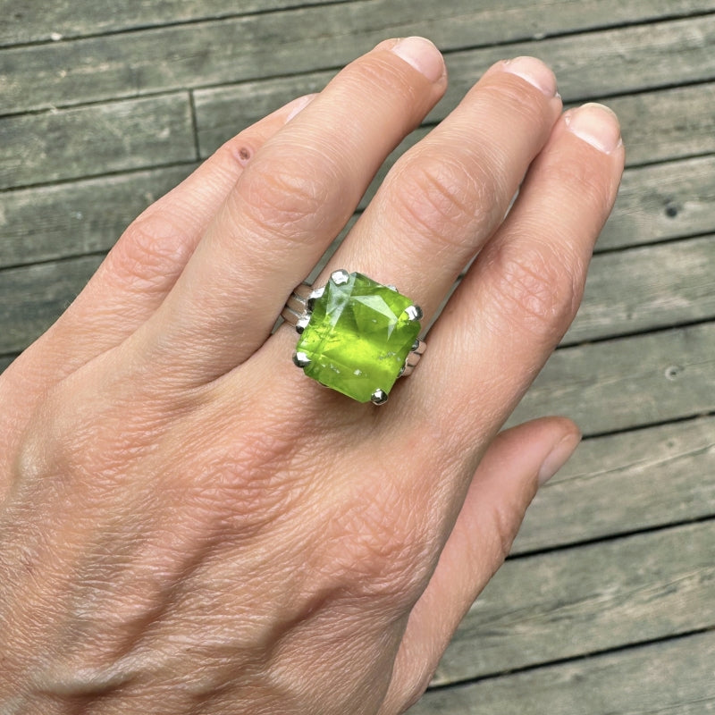 Prsten s velkým olivínem a čtyřmi srdci