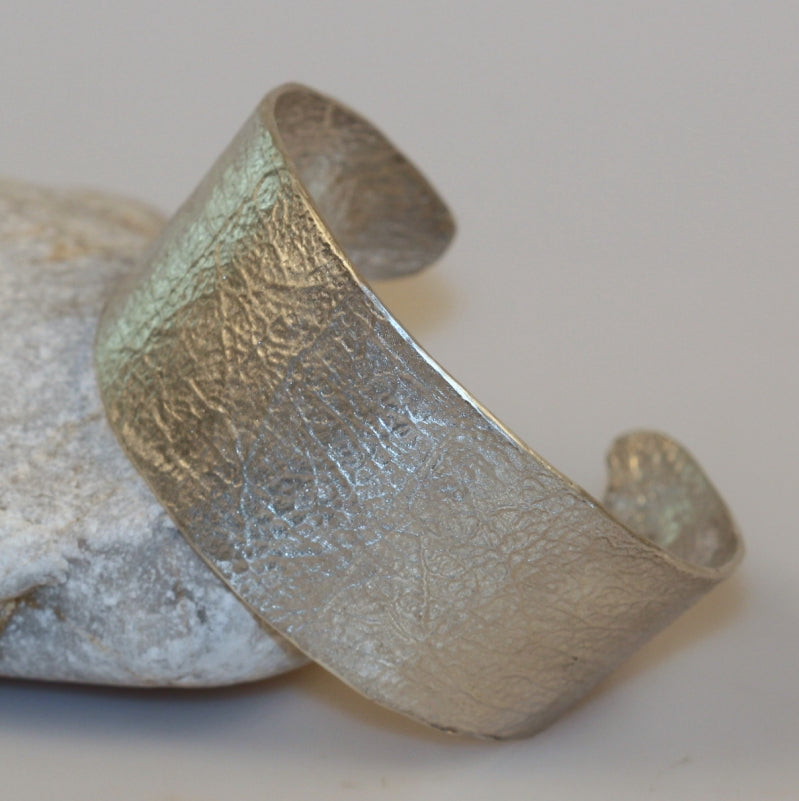 Otevřený náramek Simply metals se strukturou