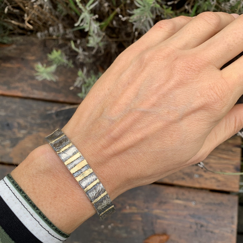 Náramek Simply metals tenký se zlatými pruhy