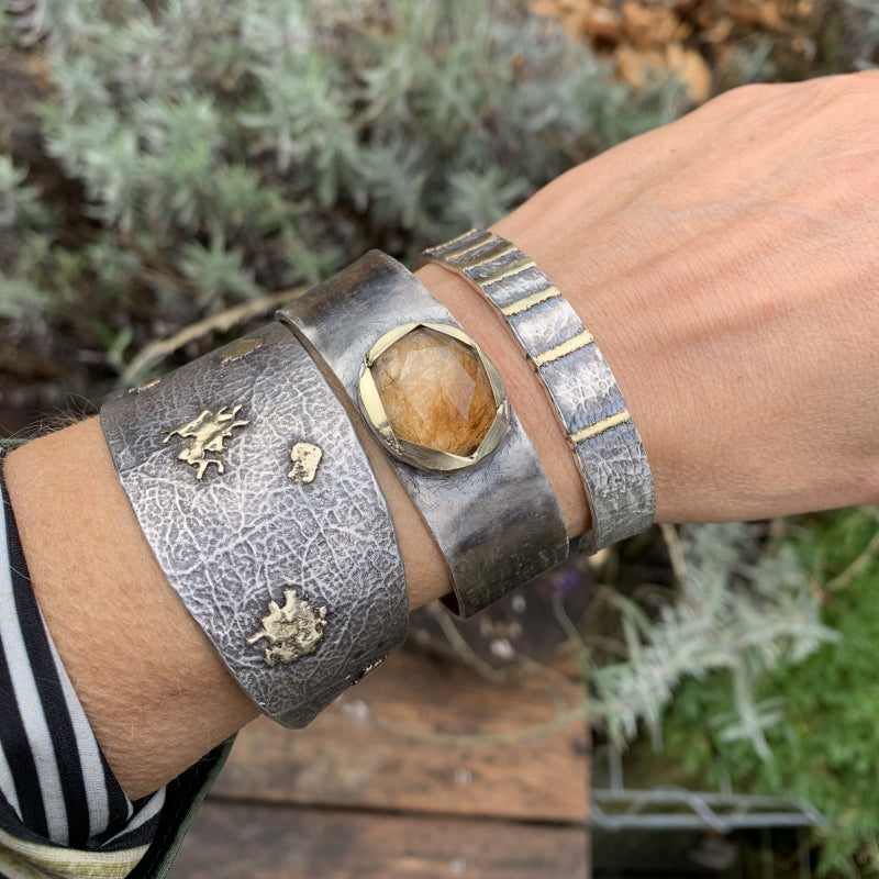 Náramek Simply metals tenký se zlatými pruhy