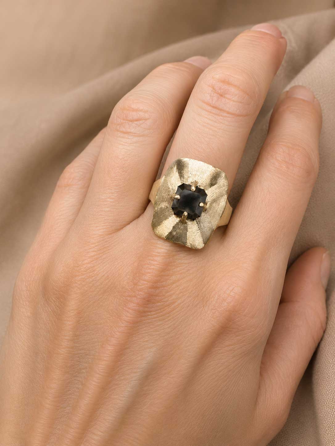 Prsten z 18k zlata se vzácným asterizovaným diamantem