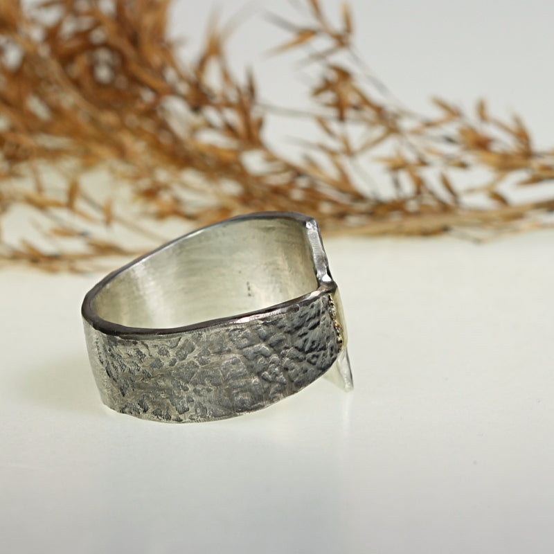 Prsten Simply metals se strukturou asymetrický