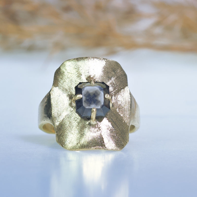 Prsten z 18k zlata s asterizovaným diamantem