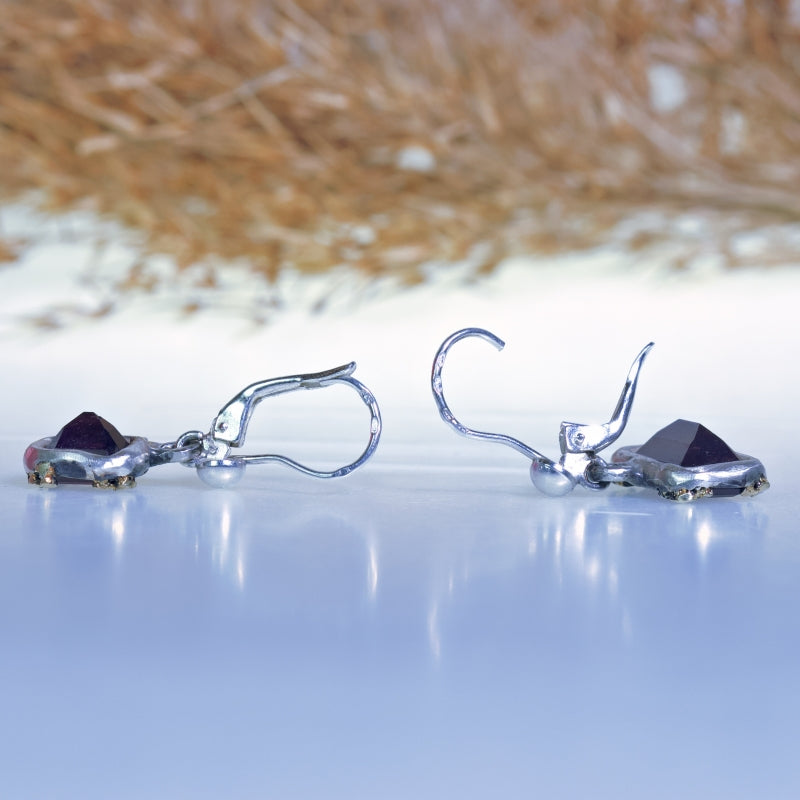 Visací asymetrické náušnice s granáty a srdcem