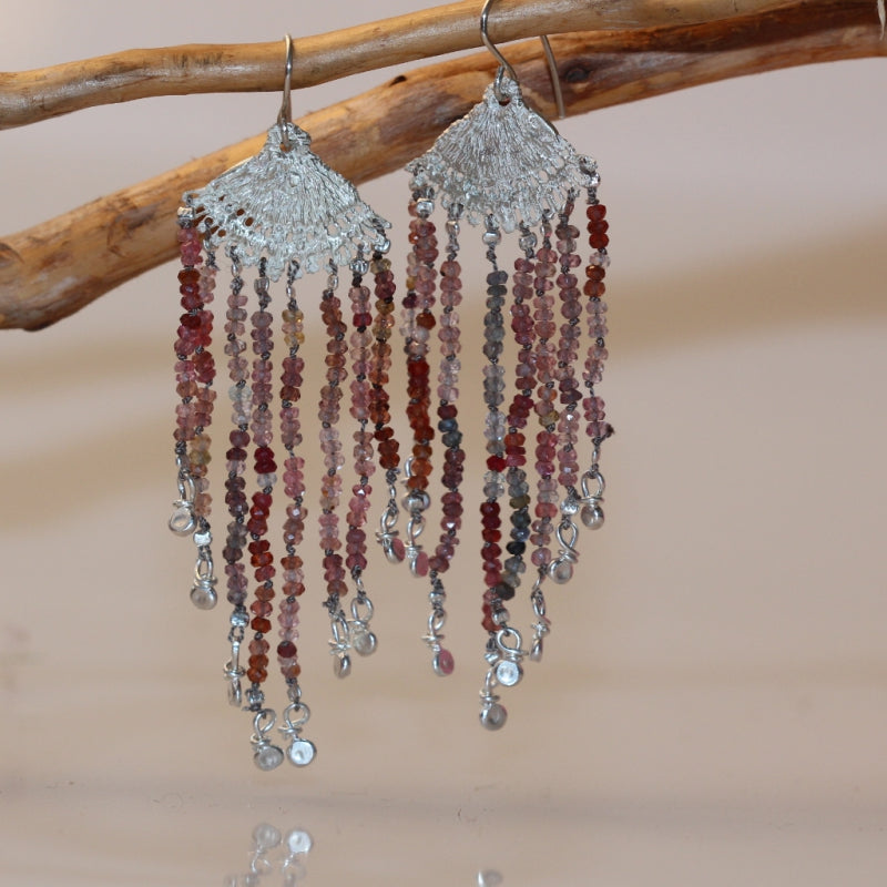 Dlouhé visací náušnice Lace s tundra safíry