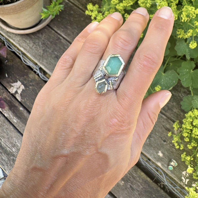 Široký prsten se dvěma chrysoprasy
