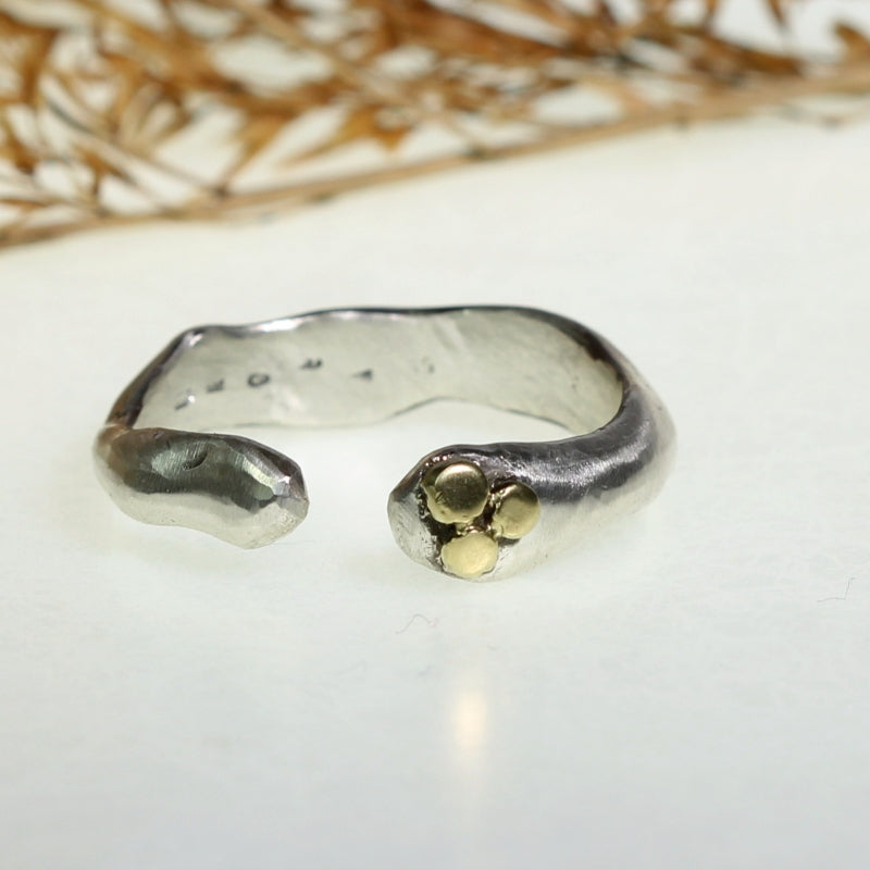 Prsten Simply Metals se třemi zlatými tečkami - otevřený