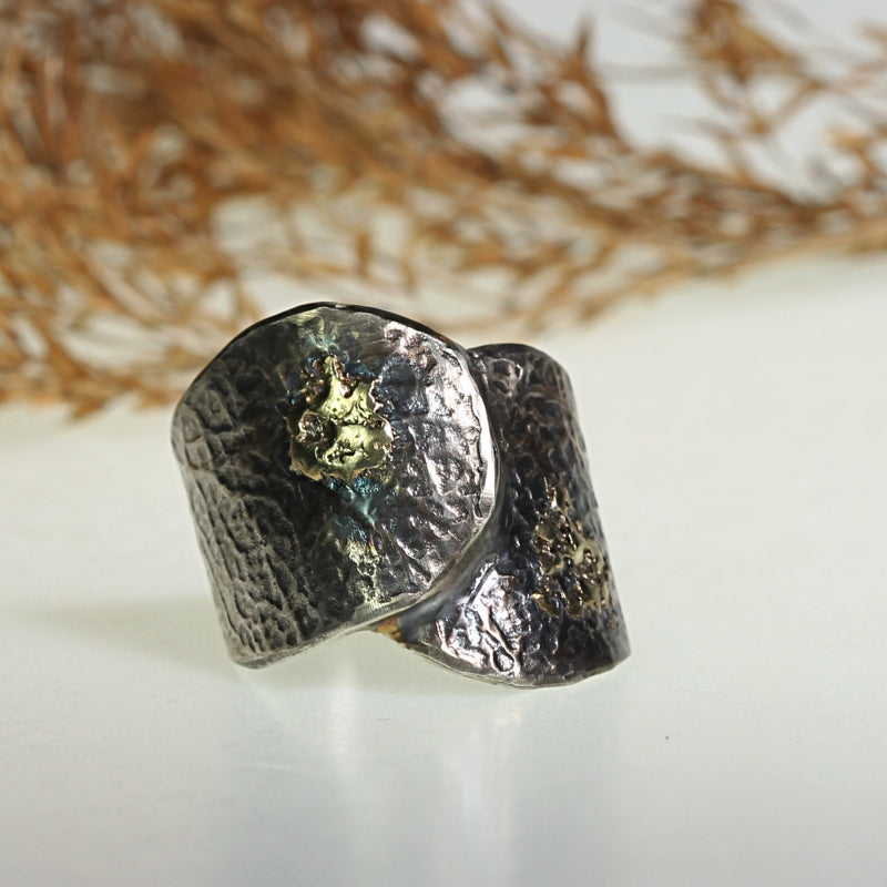 Prsten Simply metals se strukturou a zlatými ploškami