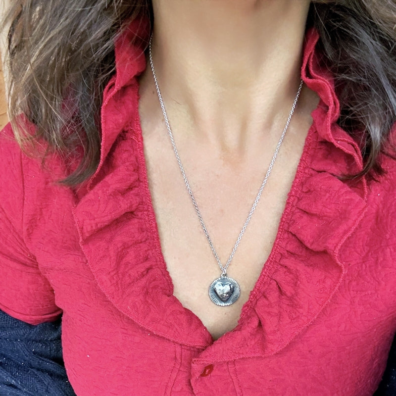 Kulatý amulet srdce menší